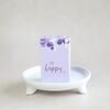 Handgemachte Lavendel-Naturseife mit floraler Verzierung – ideales kleines Geschenk